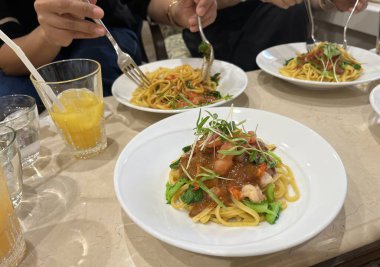 Masada bir tabak Japon makarnası.