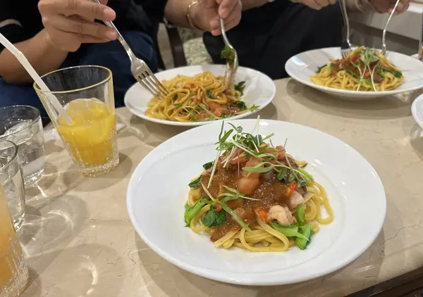 Masada bir tabak Japon makarnası.