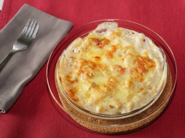 Makarna Gratin tabağı masada. Kolay öğle yemeği