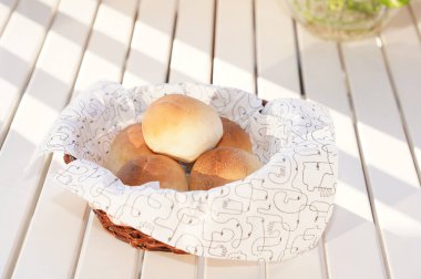 Masada taze ekmek çörekleri var. Kahvaltı çörekleri..