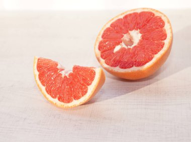 Gün ışığıyla dilimlenmiş greyfurt..