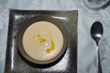 Masadaki siyah kasede nohut çorbası. Sağlıklı yemek..