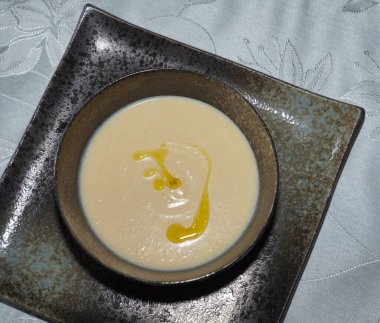 Masadaki siyah kasede nohut çorbası. Sağlıklı yemek..