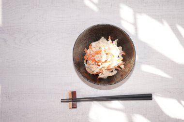 Soya Püresi veya Okara salatası. Sağlıklı Japon yemekleri..