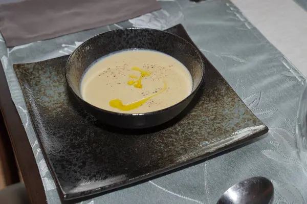 Masadaki siyah kasede nohut çorbası. Sağlıklı yemek..