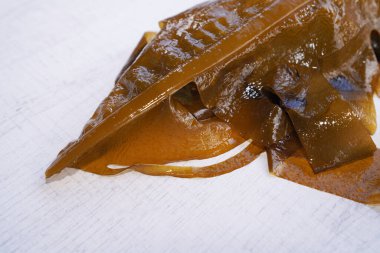 Ahşap arka planda taze yosun uyanması. Japon yemeği..