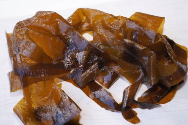 Ahşap arka planda taze yosun uyanması. Japon yemeği..