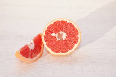 Ahşap masada greyfurt yarıları.