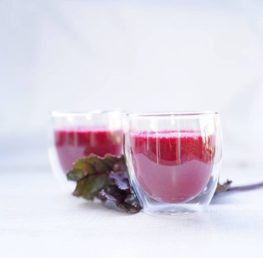 Masada yaprakları olan taze pancar suyu..