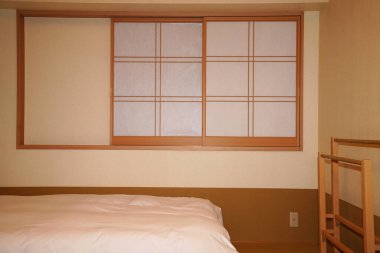 Odada Japon kağıt penceresi var..