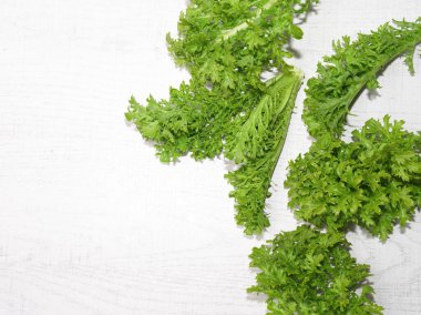 Beyaz ahşap arka planda izole edilmiş ev yapımı organik wasabina..