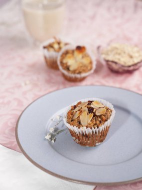 Parlak arka planı olan ev yapımı yulaflı kek..