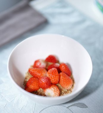 Beyaz kasede mısır gevreği ve çilek..