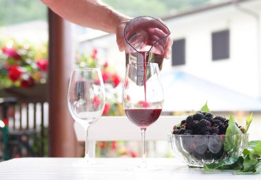 Dut suyunu bardağa dök..