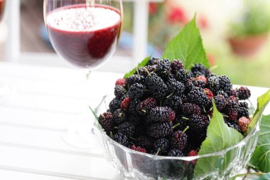 Dut suyuyla dolu cam kasede dut suyu..