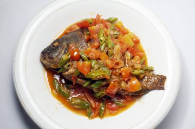 Kızarmış balık ve sambal gami. Geleneksel Endonezya yemekleri. Sambal gami bontang / Endonezya 'dan geleneksel sambal. Kırmızı soğan, biber ve karides ezmesinden yapılmış..                                                          
