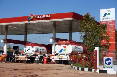 Sangatta, Doğu Kalimantan / Endonezya-18 Nisan 2020: SPBU (Stasiun Pengisian Bahan Bakar Umum) veya Benzin İstasyonu. SPBU Pertamina.                                                                                
