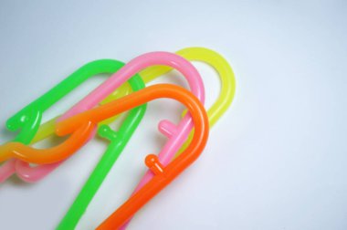 Renkli plastik elbise askıları beyaz arkaplanda                                                          