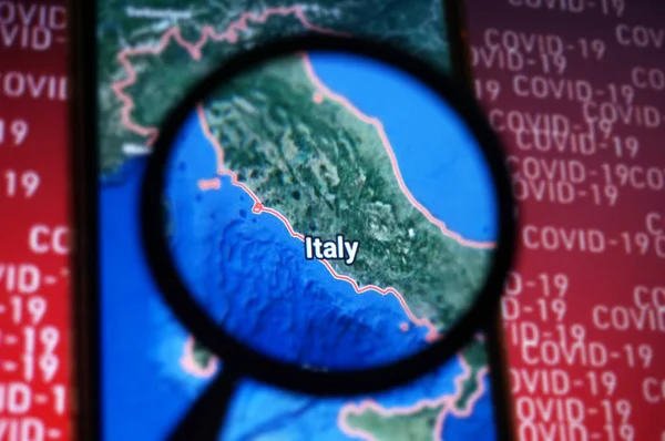 Itália País Google Maps Sob Lupa Com Fundo Texto Covid — Fotografia de Stock