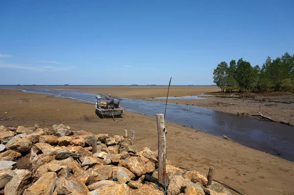 Teluk Lombok Sahili Sangatta, Doğu Kalimantan / Endonezya 'da çekildiğinde. Tahta bir balıkçı teknesi..                                                          