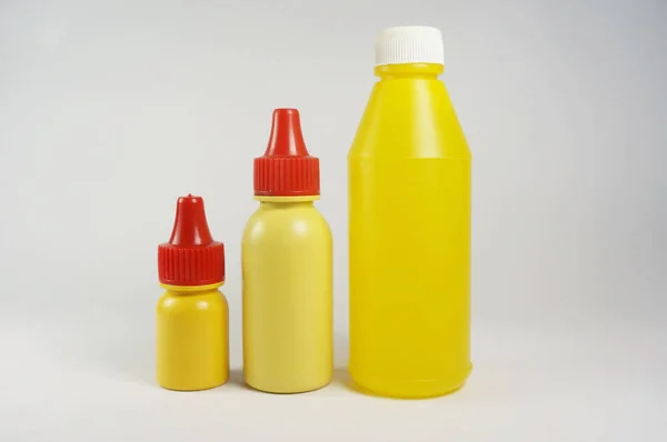 Três Garrafa Plástico Amarelo Séptico Isolado Fundo Branco Droga Séptica — Fotografia de Stock