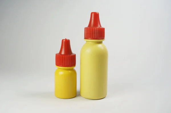 白い背景に分離された2つの黄色のプラスチックボトル防腐剤 感染症を引き起こす細菌を殺すために防腐薬 — ストック写真