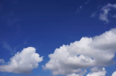 Beyaz bulutlu mavi gökyüzü arkaplanı                                                            