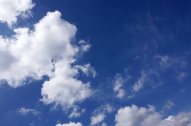 Beyaz bulutlu mavi gökyüzü arkaplanı                             