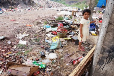 Sangatta, Doğu Kalimantan / Endonezya - 03 Ağustos 2020: Ailesi çöplük üzerinde çalışırken kimliği belirlenemeyen çocuk.                                                            