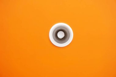 Çatıdaki beyaz lamba, turuncu arka plan..                                                             