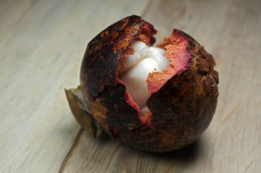 Ahşap masaya soyulmuş mangosteen. Mangosteen meyve kraliçesi.                                                      