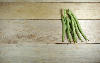  Ahşap masa arkasında yeşil fasulye                              