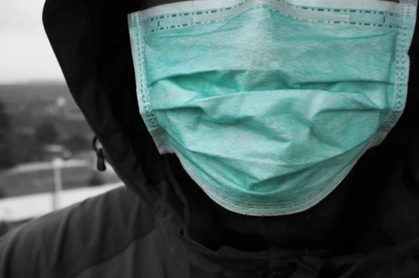 Człowiek Bliska Masce Chirurgicznej Kapturze Ochrona Przed Zakażeniem Koronawirusem — Zdjęcie stockowe