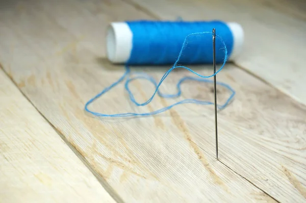 Blue Threads Sewing Needles Wooden Table Selective Focus Sewing Needle — Stock Photo, Image