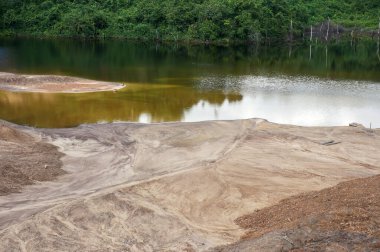 Kömür madenciliğinin çevreye etkisi. Madencilik konumu ıslah edilmeden terk edilmiş. Konum: Sangatta, Doğu Kalimantan / Endonezya.                                                              