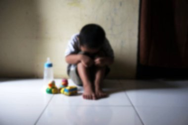 Bulanık çocuk. Çocuk elleriyle yüzünü kapadı. Stresli çocuk. Aile içi şiddet ve saldırganlık kavramı. Zorbalık, depresyon, stres veya hüsran kavramı.                                          