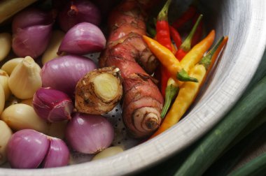 Endonezya bitkileri ve baharatlar ahşap masada. Seçici odaklı üst görünüm.                                                             