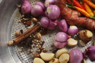 Endonezya bitkileri ve baharatlar ahşap masada. Seçici odaklı üst görünüm.                                                             