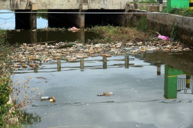 Sangatta, Doğu Borneo, Endonezya. 06 Şubat 2020. Su deposundaki plastik atık kirliliği. Yer: Dizin Noel Baba. Sangatta 'daki en zeki şehirlerden biri..                                                  