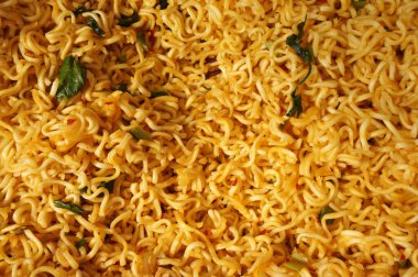 Plastik kutunun üzerinde sebzeli makarna..                                                              