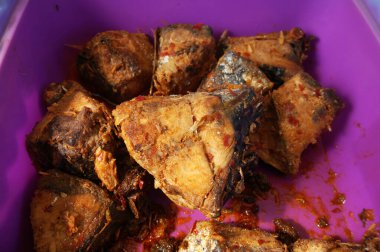 Baharatlı ton balığı veya kızarmış ton balığı sosu. Endonezya geleneksel yemekleri.                                                          