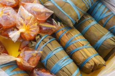 Burasa ya da buras, Endonezya kökenli, muz yaprağı kesesinde hindistan cevizi sütüyle pişirilmiş bir Endonezya pirinç köftesi türüdür..                                      