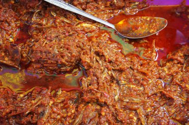 Sambal goreng ikan teri (Endonezya dili). Baharatlı tatlı ançüezler. Kızarmış ançüez sosu.                                      