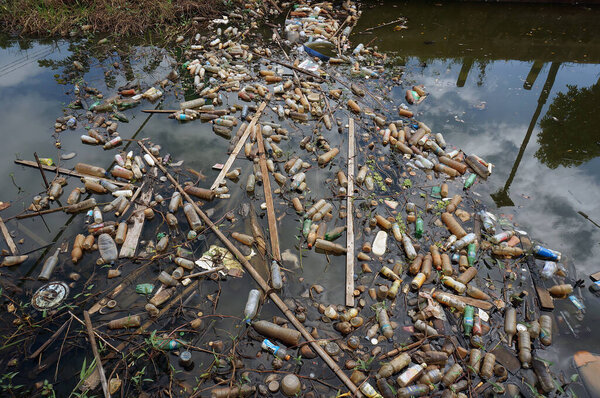 Сангатта, Восточное Борнео, Индонезия. 06 февраля 2020 г. Загрязнение пластиковых отходов в резервуаре. Location: Dark Side of the Moon Один из самых умных городов Сангаты.                                                  