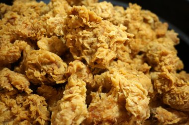 Süper Çıtır Kızarmış Tavuk. Tereyağlı süt, tavuk, acı sos ve baharatlı un dıştan çıtır çıtır ve içi yumuşaktır.                                                           