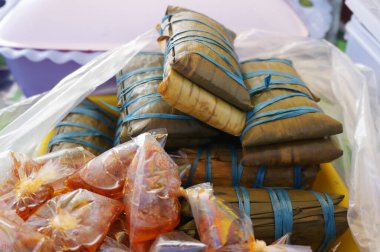 Burasa ya da buras, Endonezya kökenli, muz yaprağı kesesinde hindistan cevizi sütüyle pişirilmiş bir Endonezya pirinç köftesi türüdür..                                      