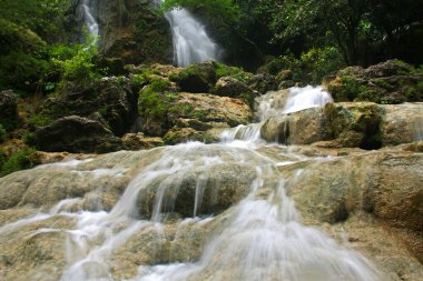 Wonosari 'deki Sri Gethuk Şelalesi, Gunung Kidul, Yogyakarta, Endonezya. Güzel su yapmak için yavaş çekim tekniği kullanılıyor..