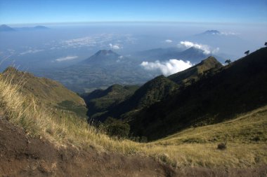 Merbabu dağ yürüyüşü patikasından bir görüntü. Merkezi Java / Endonezya.