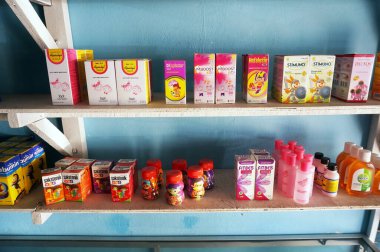 Sangatta, Doğu Kalimantan / Endonezya-11 Mart 2020: Eczanedeki çocuklar için ilaç ürünü                               