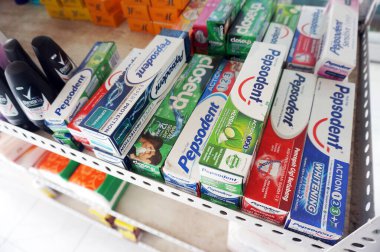 Sangatta, Doğu Kalimantan / Endonezya-11 Mart 2020: Piyasadaki diş macunu ürünleri.                                                             